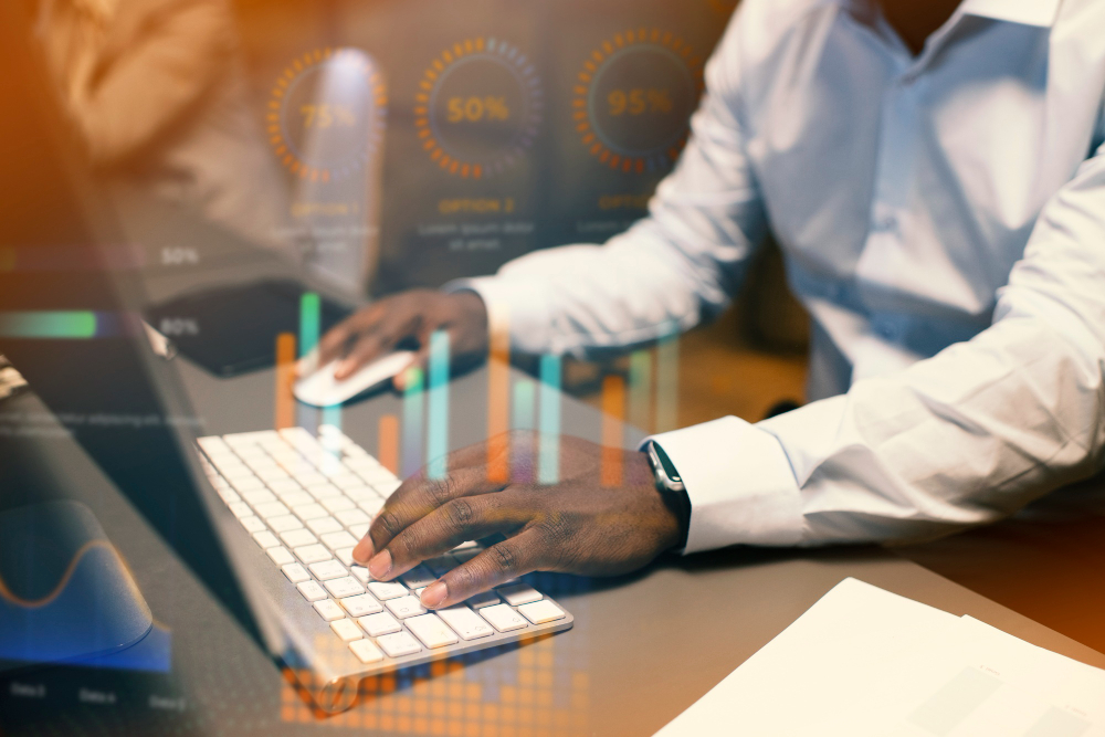 Analyste travaillant sur un tableau de bord